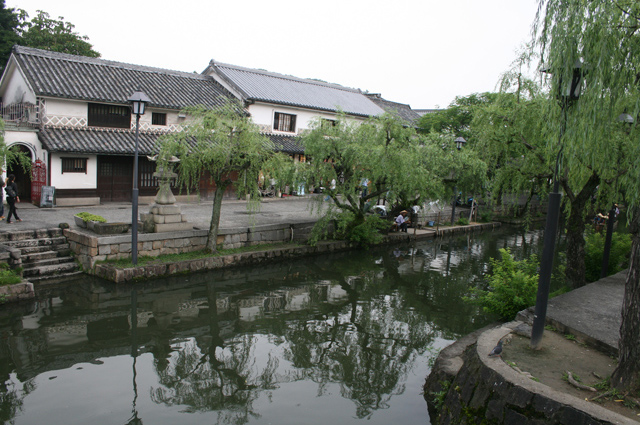 午後からは倉敷美観地区へ。風情ある街並みに流れる川がいい感じです。