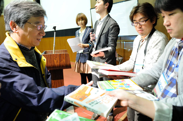 たくさんの書籍がプレゼントされました！ おめでとうございます！
