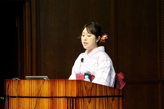 先発は大倉さん! CS6やCreativeCloudの最新情報を次々と披露。年間300本講演は圧巻