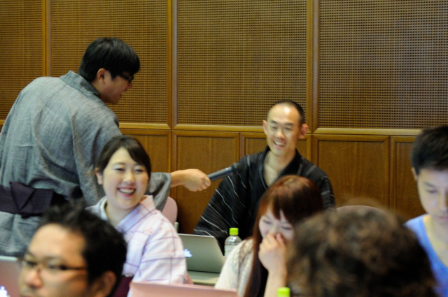 どこまで歩く前川さん?! と思いきや、丸山さんに仕込みなしのインタビュー(笑。