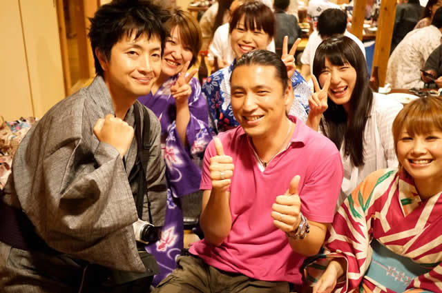 男子は邪魔!と言われながらも、一緒に写った男子たち