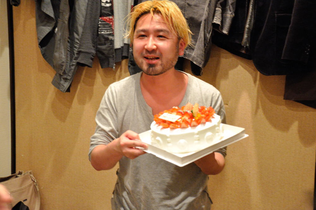 鷹野さんの誕生日を祝って、サプライズバースデーケーキが登場!